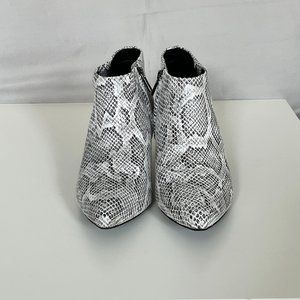 Kenneth Cole Womens Natural Ivory Snake Print Kick Shootie Ankle Boot